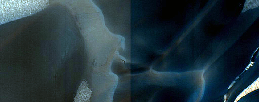 Megadunes in Hyperborei Cavi