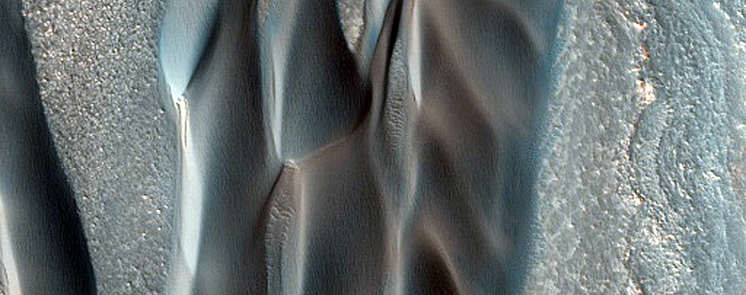 Steep North Polar Reentrant Scarp Feed Dunes