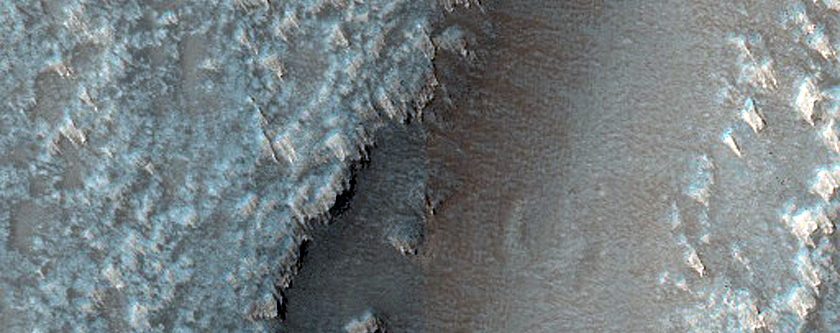 Low Shield Summit Vent in Syria Planum