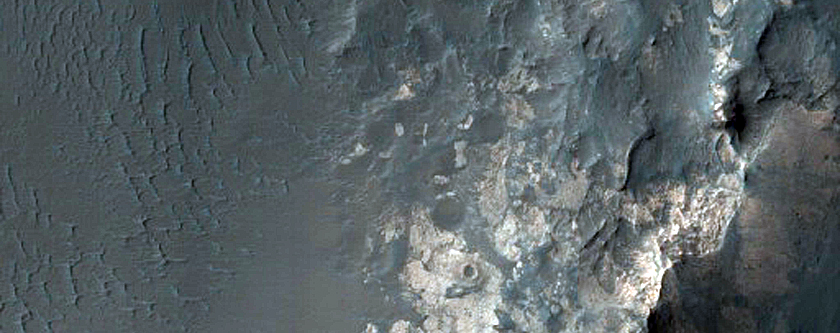 Light-Toned Exposures in Capri Chasma