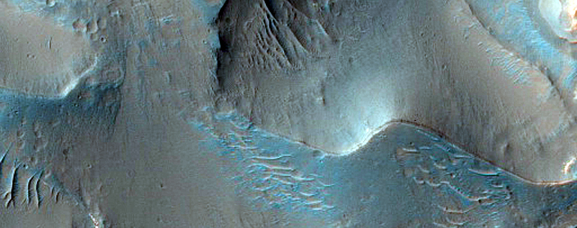 Light-Toned Exposures in Capri Chasma