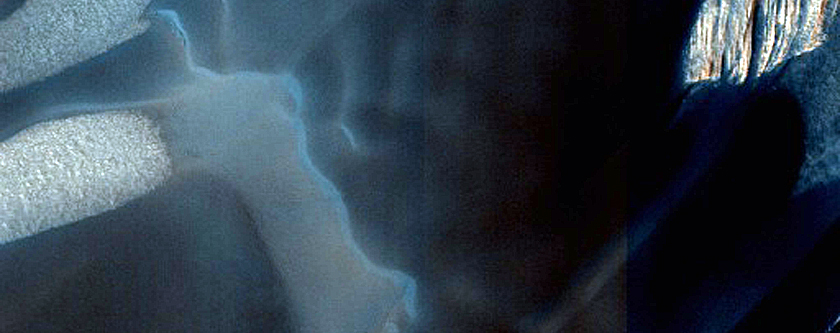 Megadunes in Hyperborei Cavi