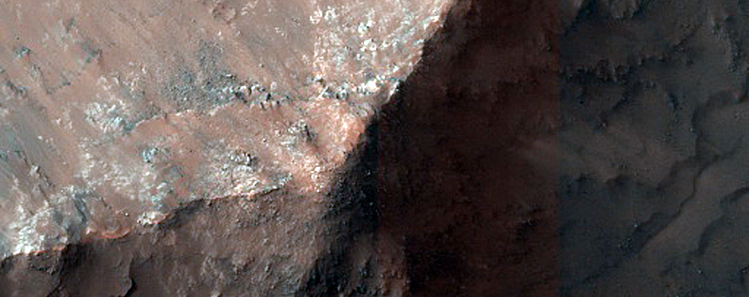 Light-Toned Exposures on Floor of Coprates Chasma