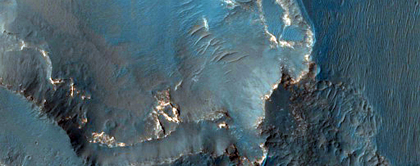 Light-Toned Exposures in Capri Chasma