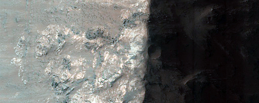 Light-Toned Exposures on Floor of Coprates Chasma