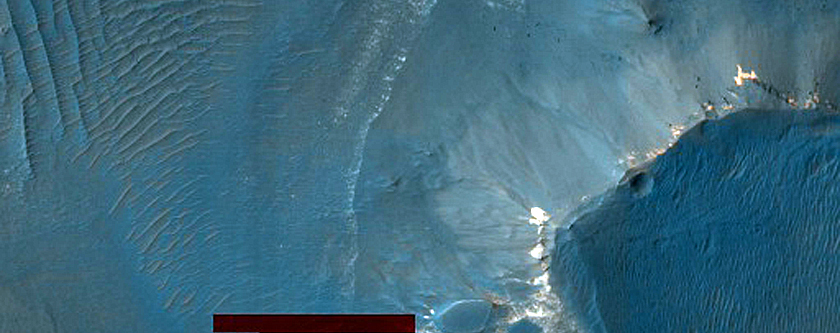 Light-Toned Exposures in Capri Chasma