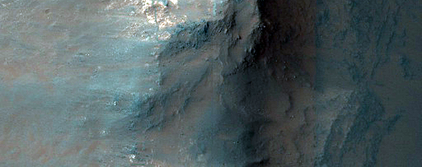 Light-Toned Exposures on Floor of Coprates Chasma