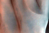 Dark Sand Deposits on Sharp and Rounded Dune Crests in Noachis Terra