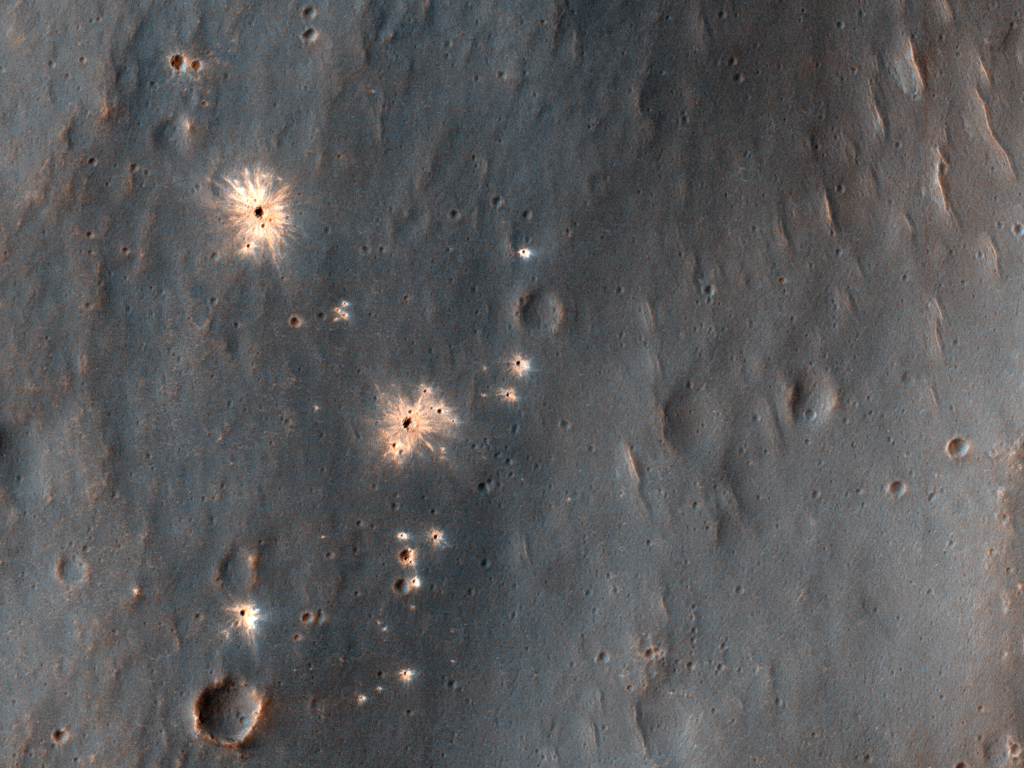 Mars, čerstvý kráter